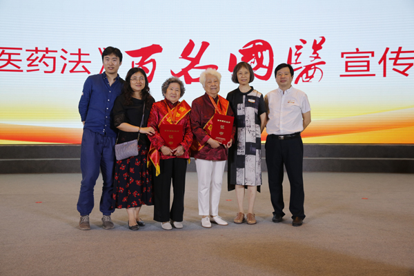 beplay体育首页
两位中医专家喜获“首都国医名师”称号